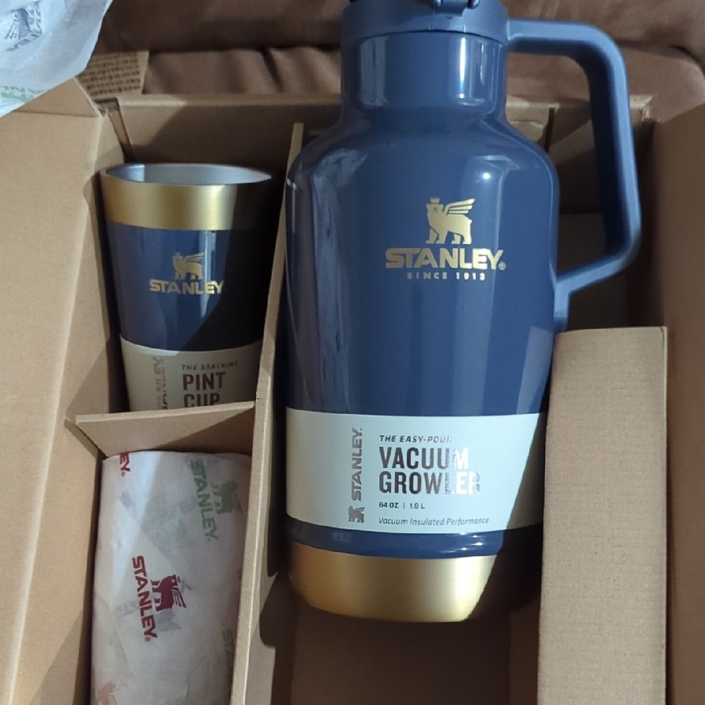 New Stanley Navy and Gold Vacuum Growler Jug and 2 cups 3 Piece Gift Set